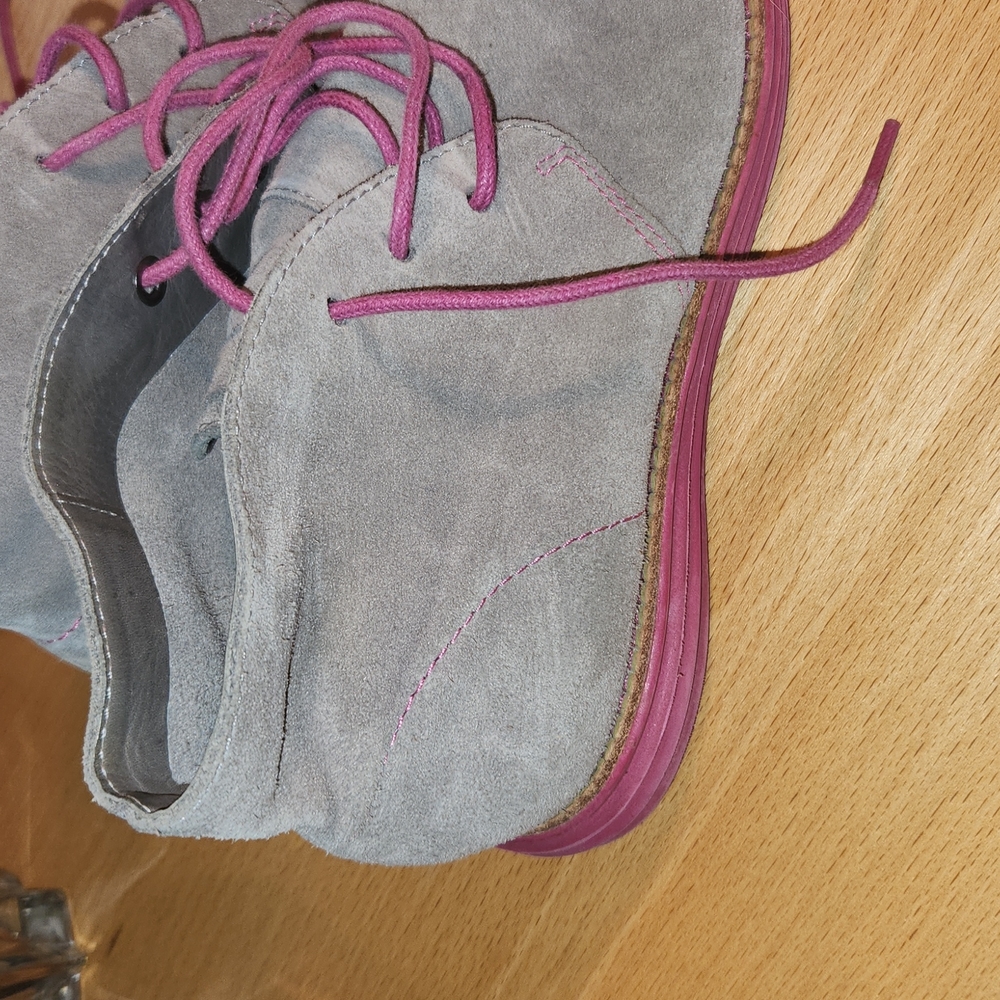 Cole Haan Chukkas size 5B gray suede. pink sole - Picture 4 of 7